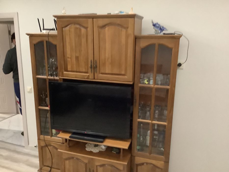 Холна Гарнитура -тип витрина и шкафове с поставка за телевизор