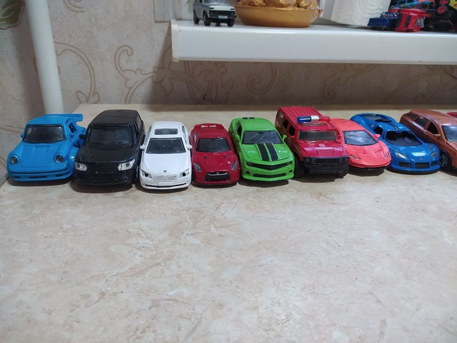 Продам железные машинки разных размеров 
Состояние хорошее , все езди