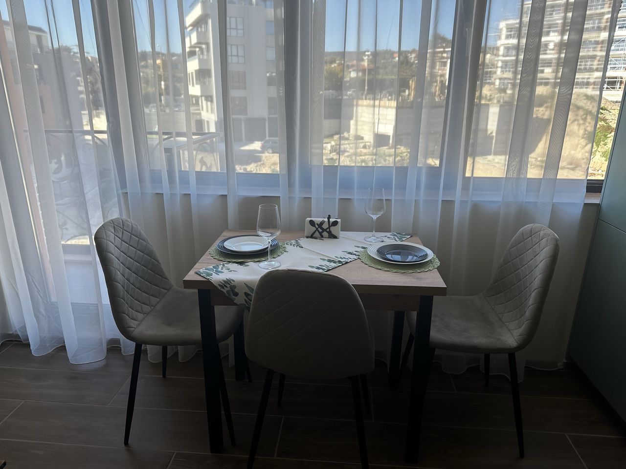 Дава се под наем Двустаен апартамент в Варна, Чайка - 55 кв.м за 612 € - Снимка #2