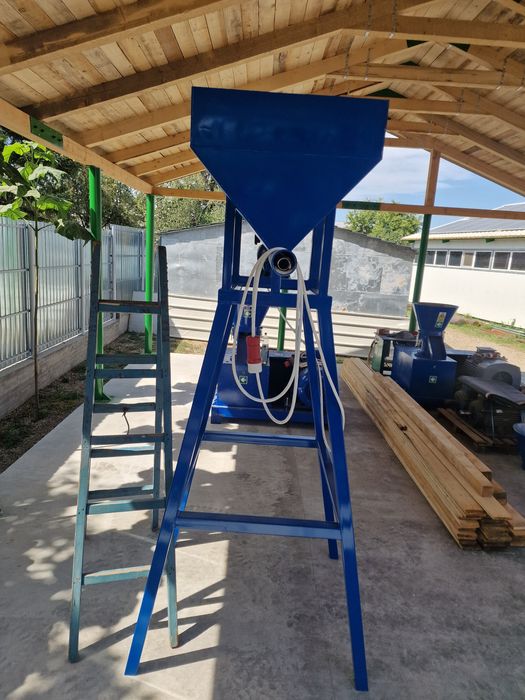 Snec dozator griu presa peleti .