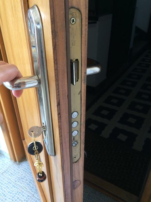 Deschidere/deblocare usi blocate/inchise