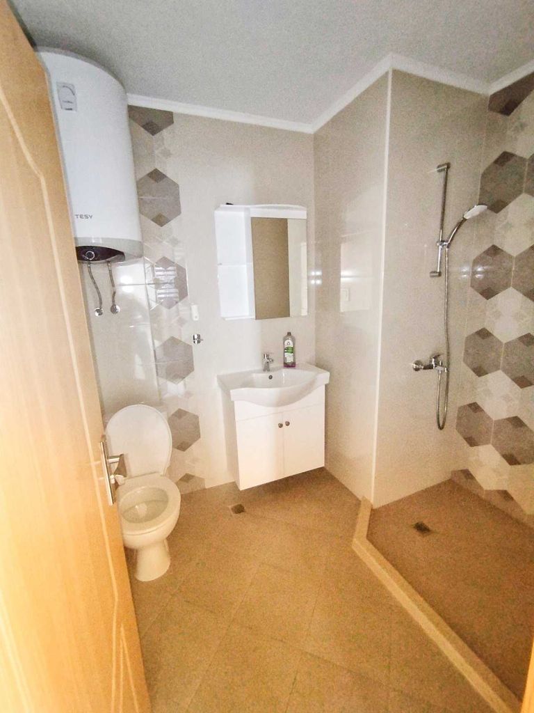 Дава се под наем Тристаен апартамент в Асеновград - 80 кв.м за 357 € - Снимка #6
