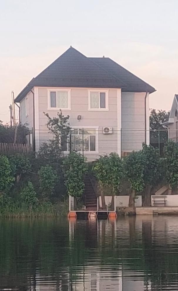 Коттедж с беседкой у водоема посуточно Костанай