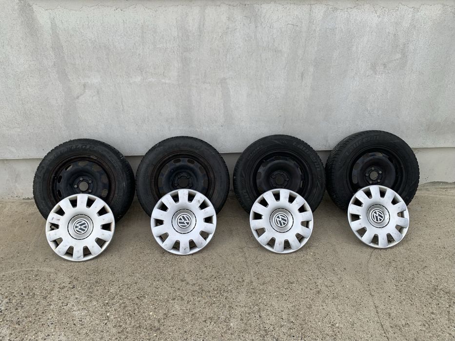 Vand cauciucuri de iarna pe 195/65/15 cu capace originale vw