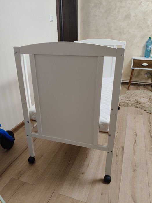 Patut din lemn masiv 120x60 cm Bria alb cu roti