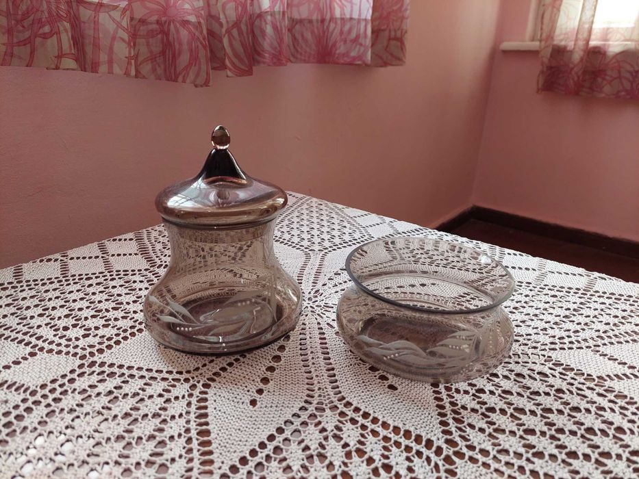 Стъклена захарница и купа