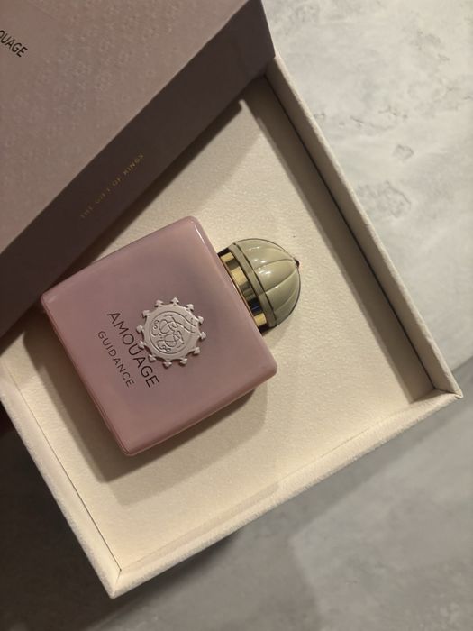 Продавам парфюм(НоВ}