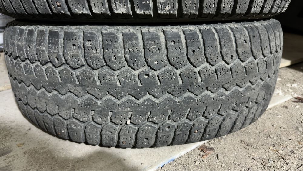 Продам резину зима 215/65 R16