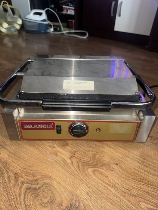 Vand grill contact 2200 w , functioneaza perfect !