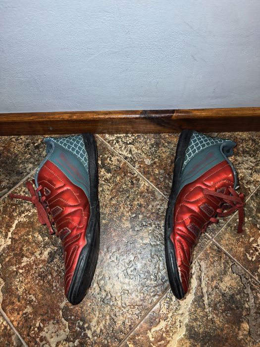 Подарявам спортни обувки за футбол