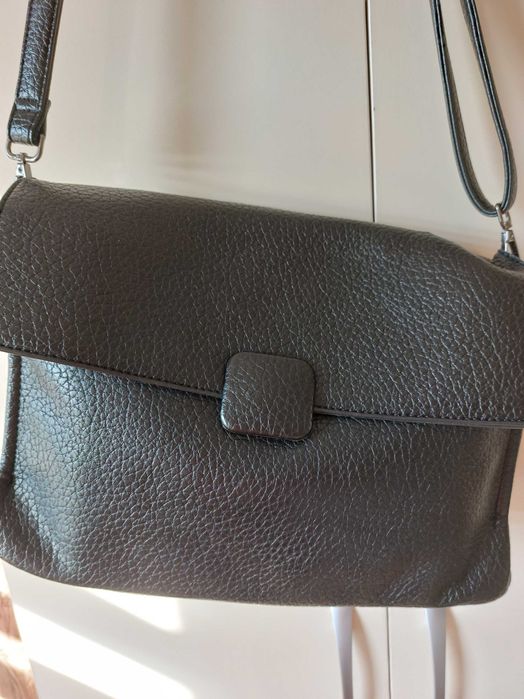 Черна спортно елегантна чанта