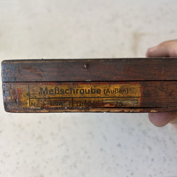 Микрометър с кутия