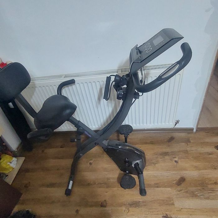 Vând bicicleta de facut sport și scaun de birou