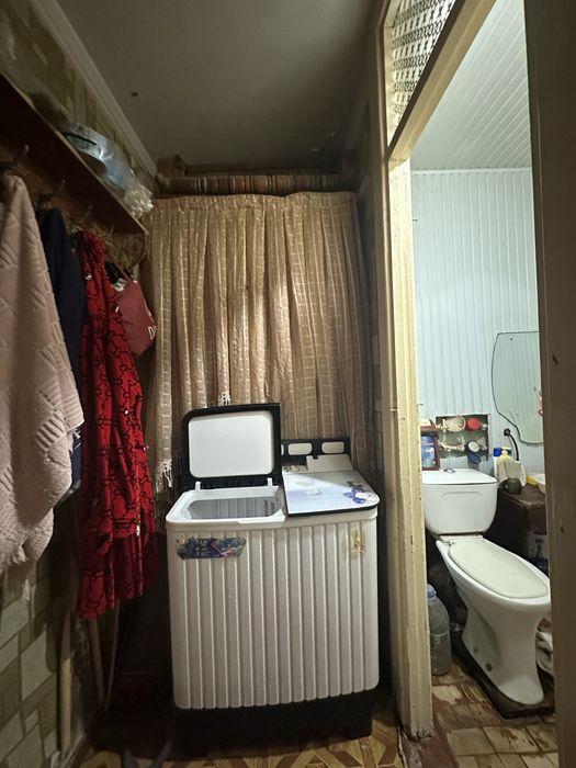 Срочно сотилади 1 хона 1 этаж массив доканал