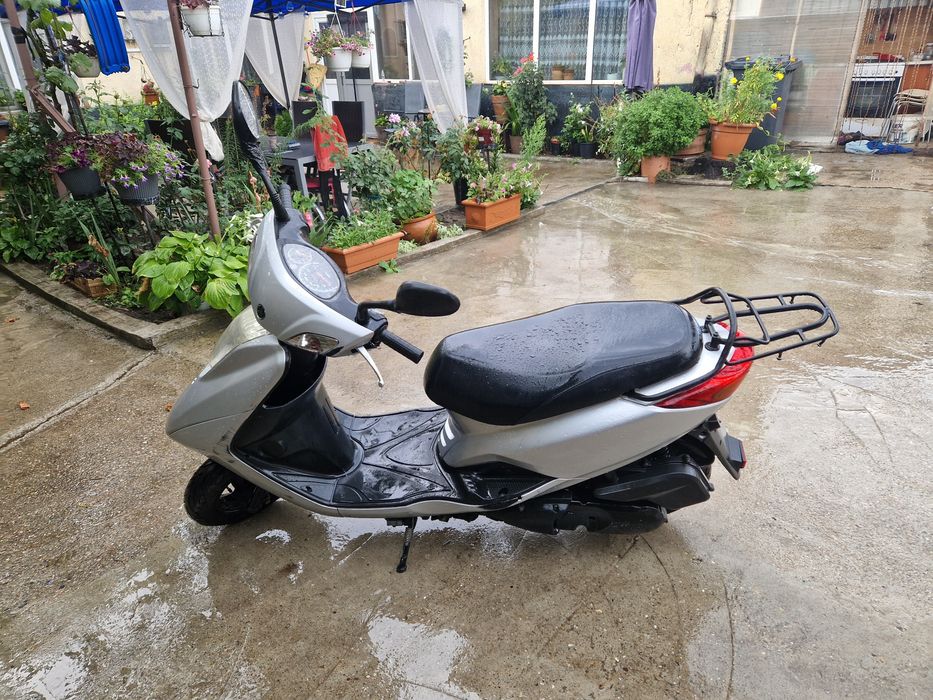 Scutere de 125 si de 49