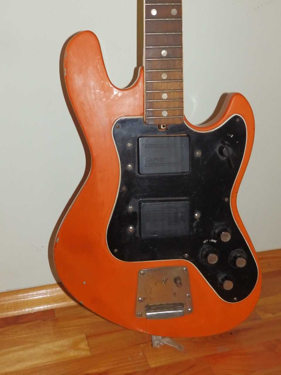Електрически китари Yamaha SE 203 и Jolana Galaxis