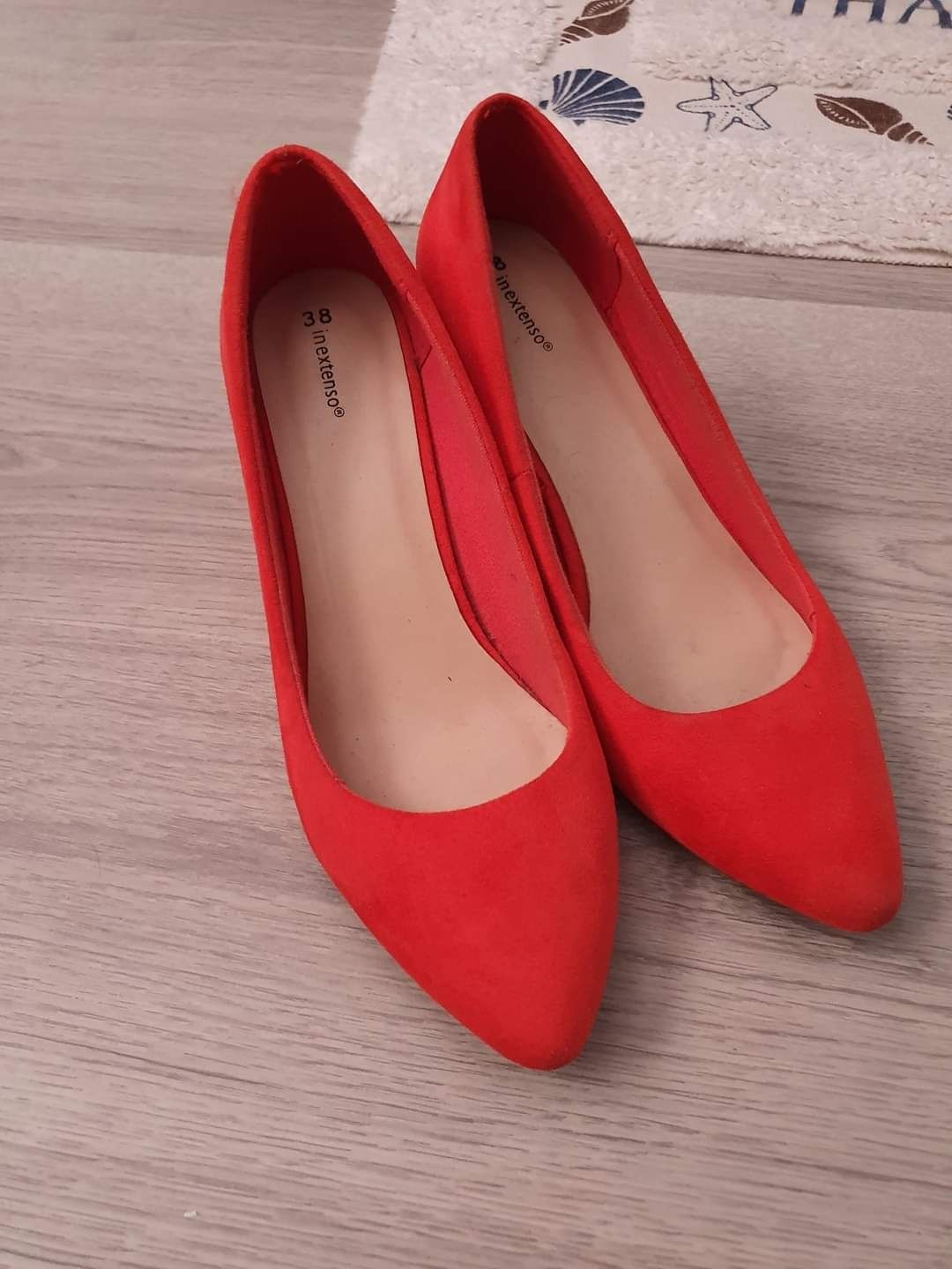 Pantofi roși din piele intoarsa mărimea 38