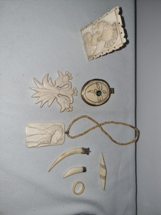 obiecte din fildes, piese vechi , pandantive si plachete sculptate