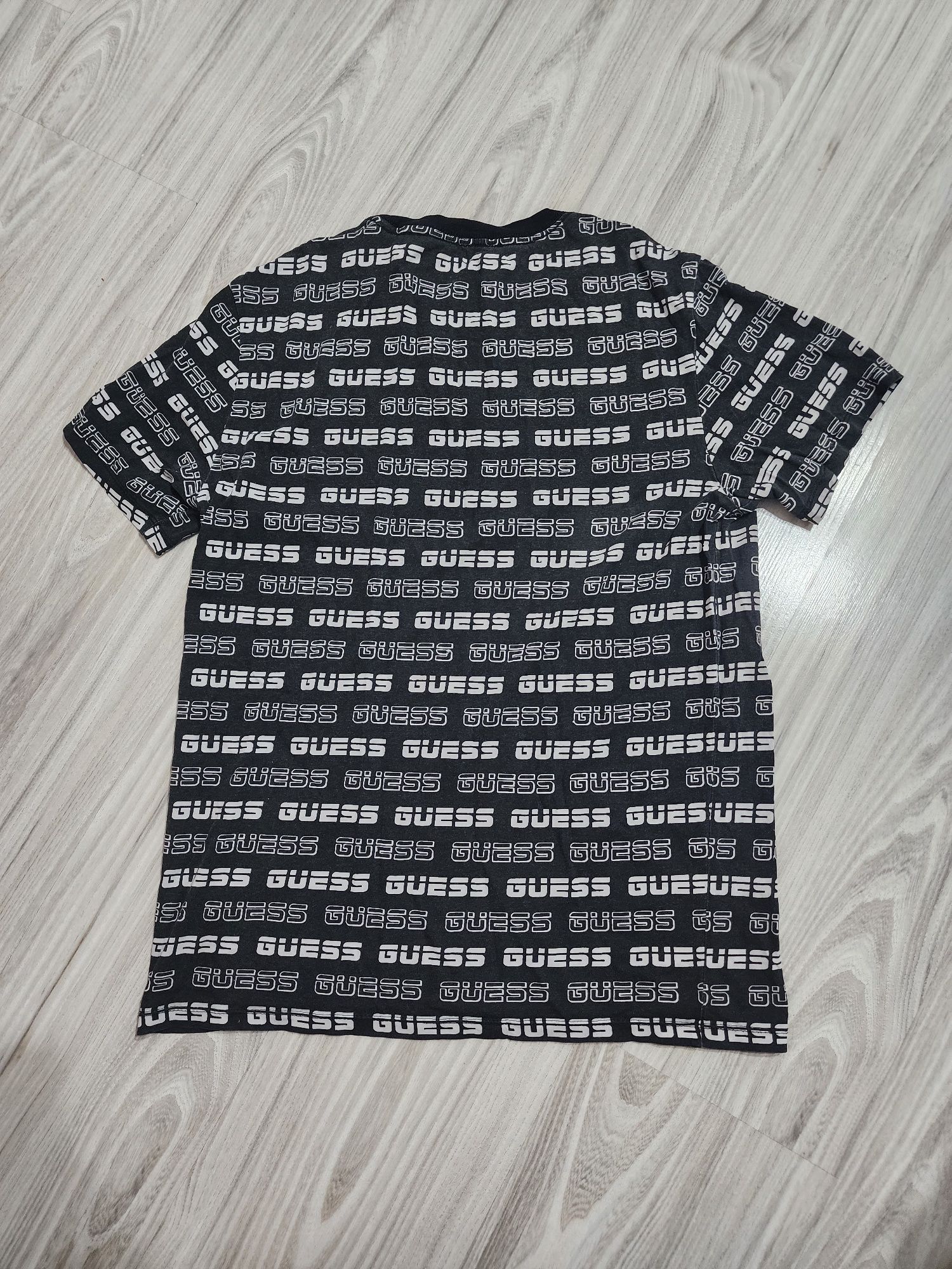 Guess T-Shirt ..