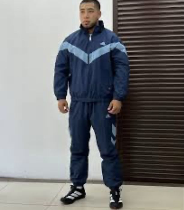 Продам спортивный костюм новый!