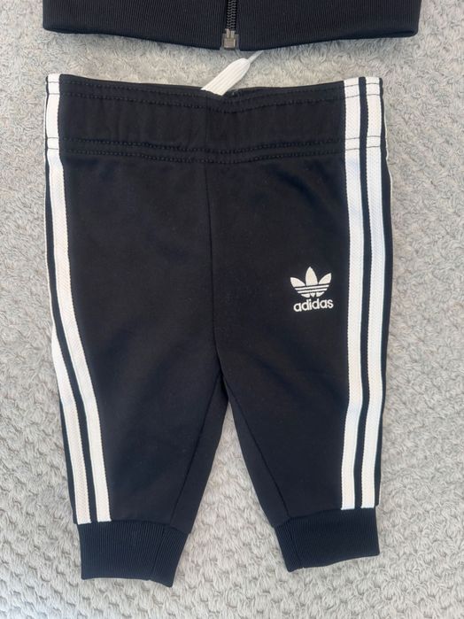 Оригинален екип на Адидас, за бебе на 3-6 месеца, 68 см. Като нов!