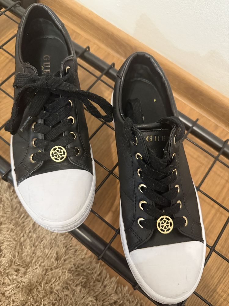 Кецове на Guess в бяло и черно