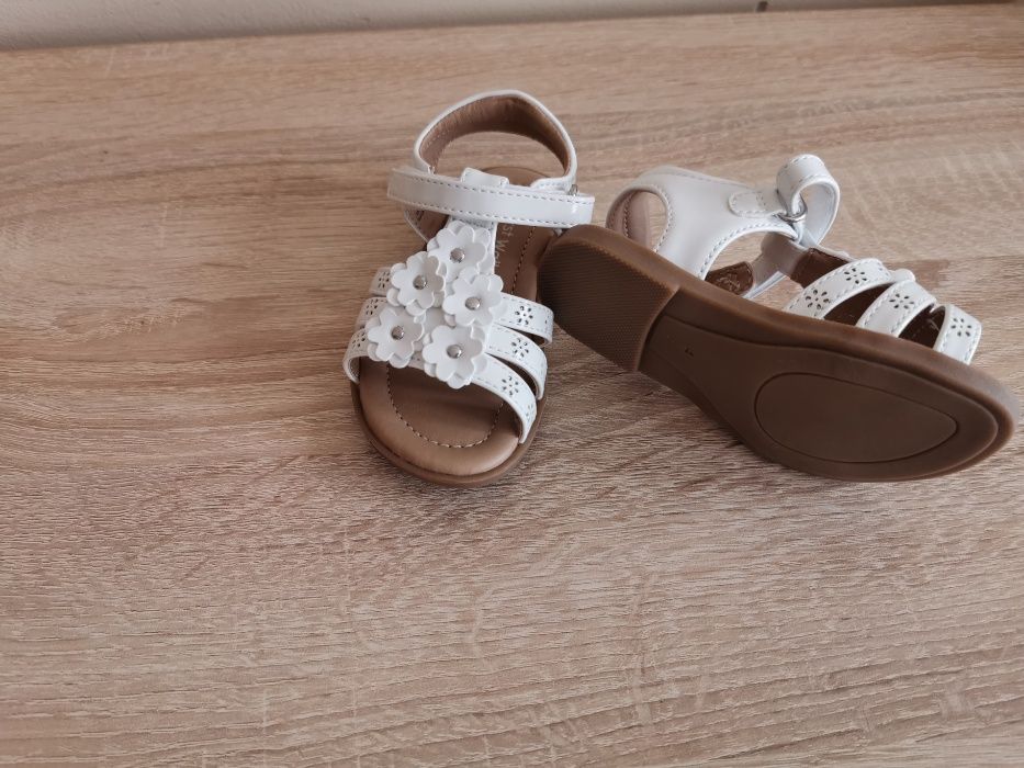 Продавам нови детски сандалки -21 номер