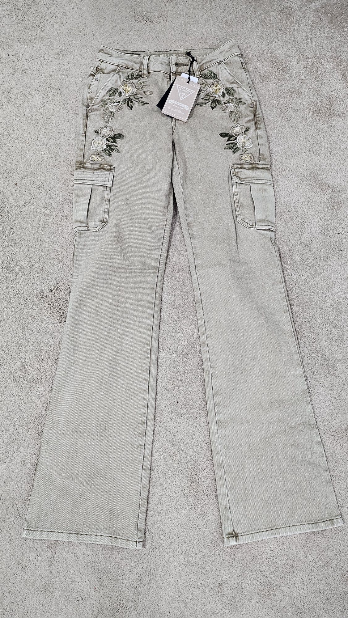 Дънки GUESS с бродерия