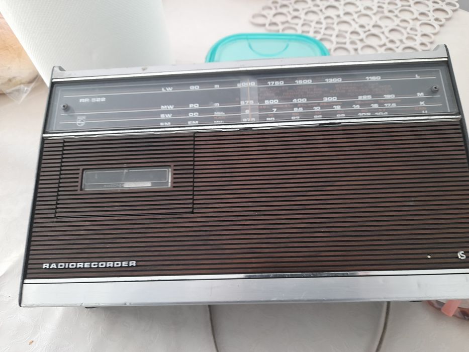 Vind radiocasetofon RADIORECORDER cu mici defecte