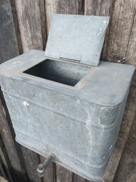 Винтидж селска външна мивка за стена. За декорация