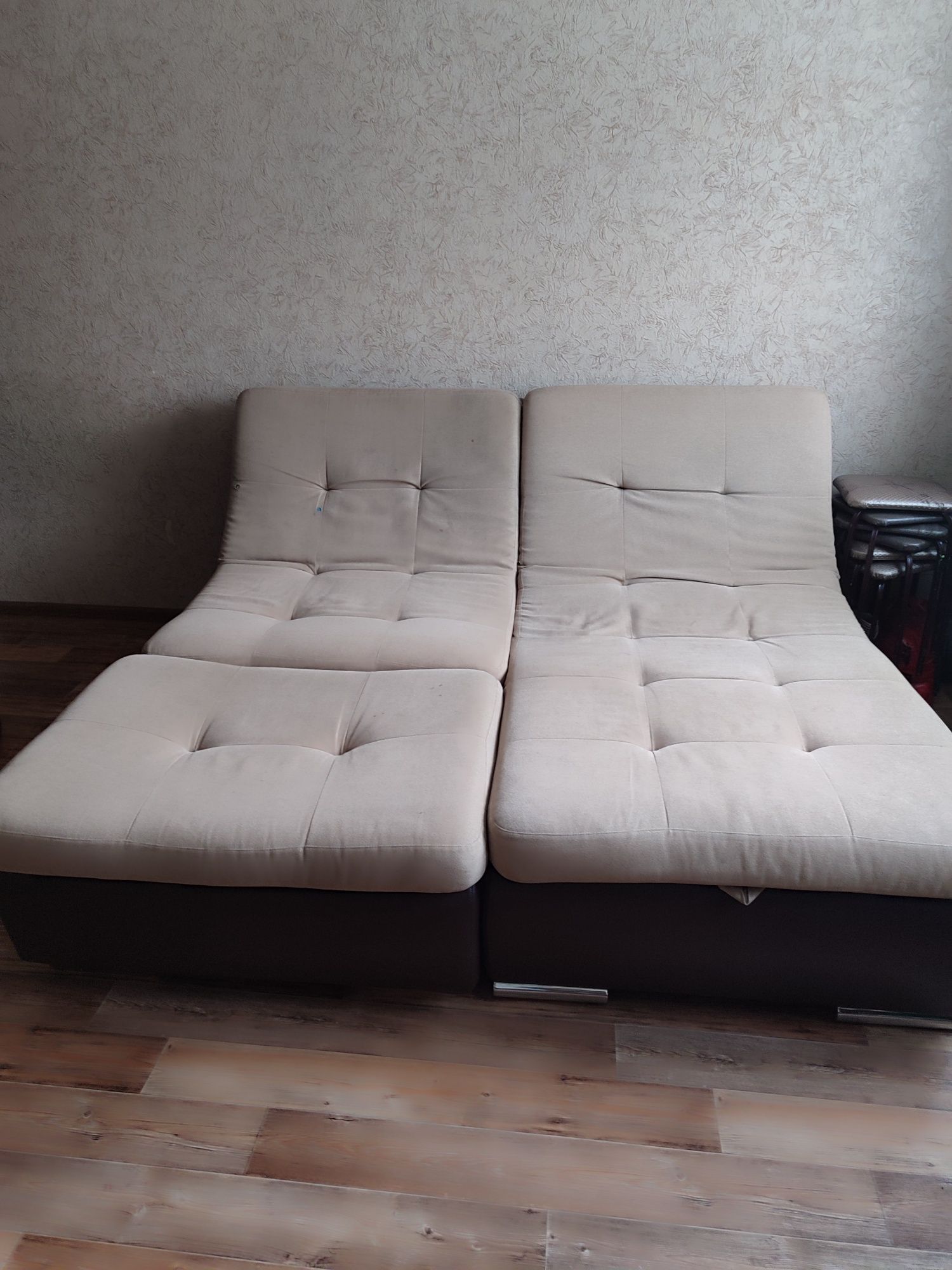 Продам диван (комплект мебели)