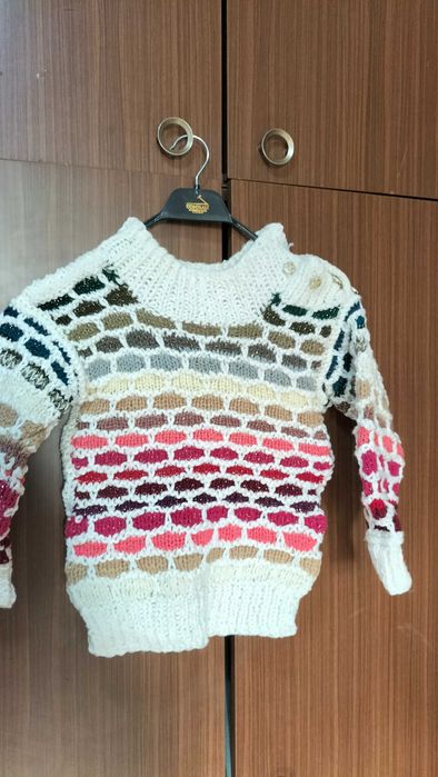 Продам костюмчик вязанный новый.