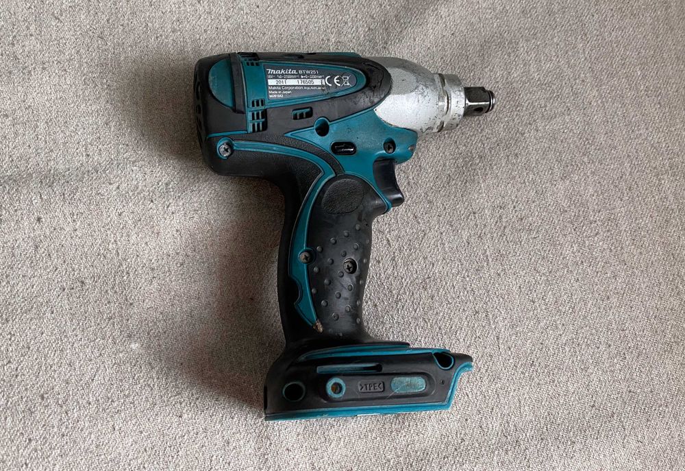 Masina insurubat impact Makita DTW251 18V patrat 1/2 inch 230 Nm corp