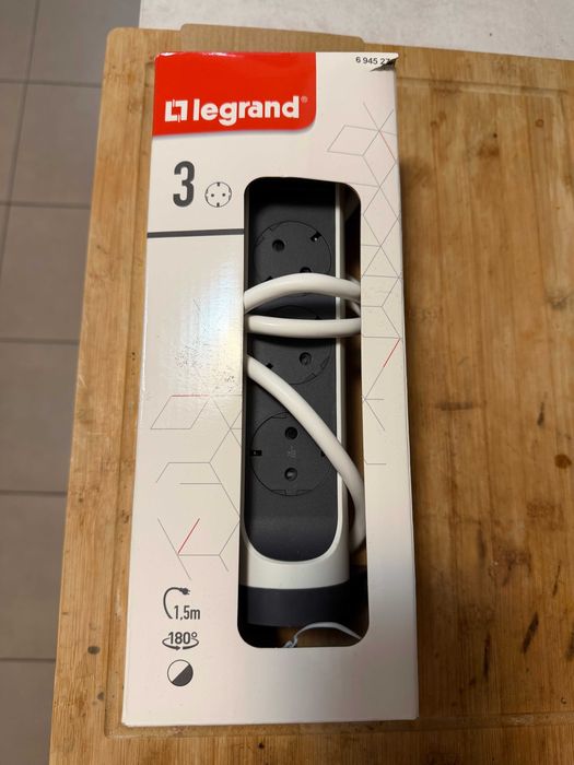 Multipriza rotativa 3 prize Legrand, cu intrerupator, alb-negru