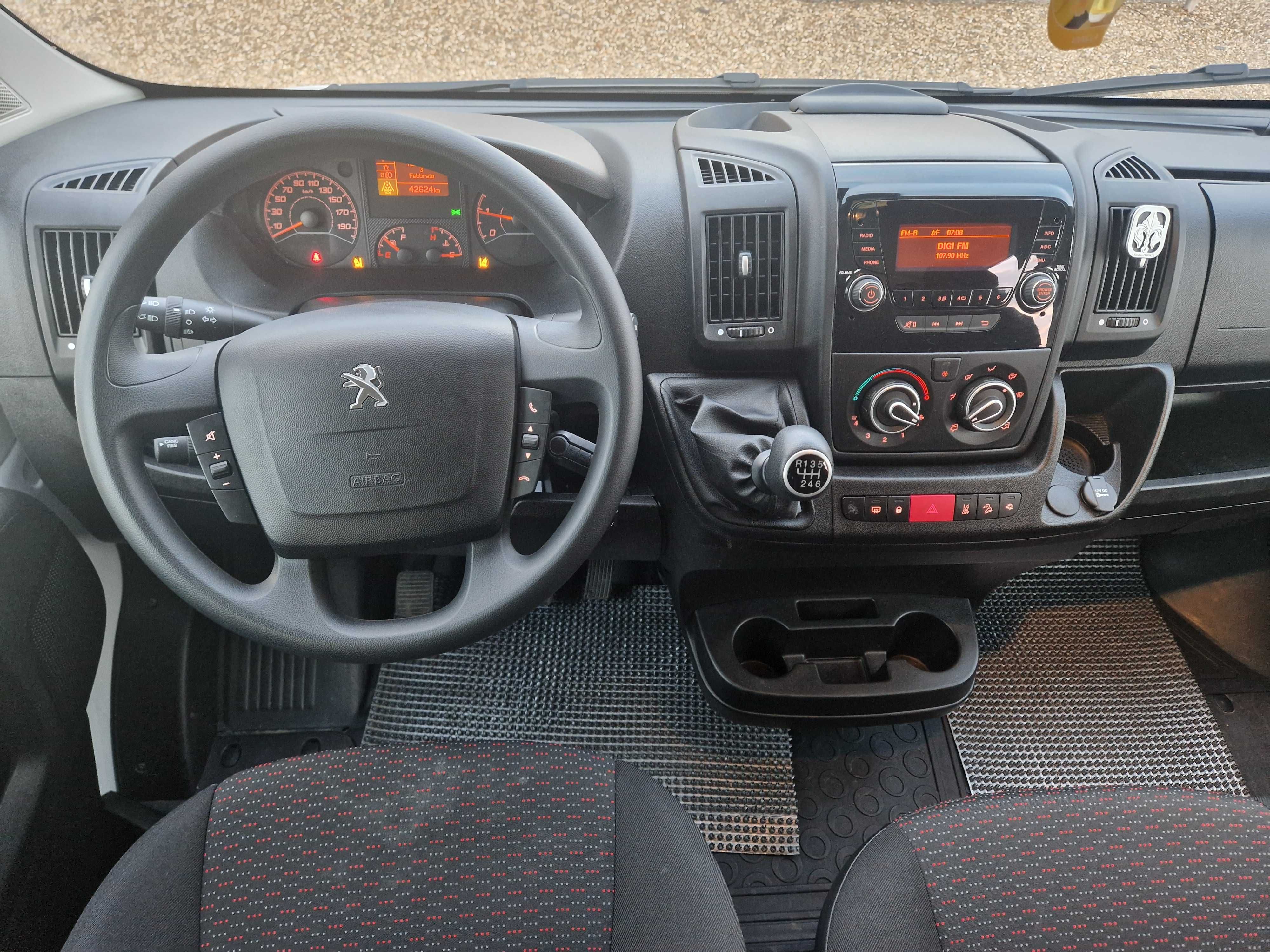 Peugeot Boxer cabină dublă Doka 7 locuri 12/2022