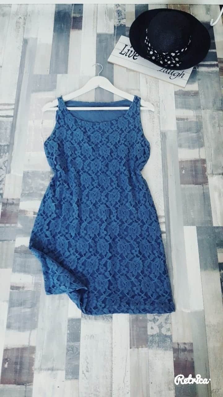 Синя дантелена рокля