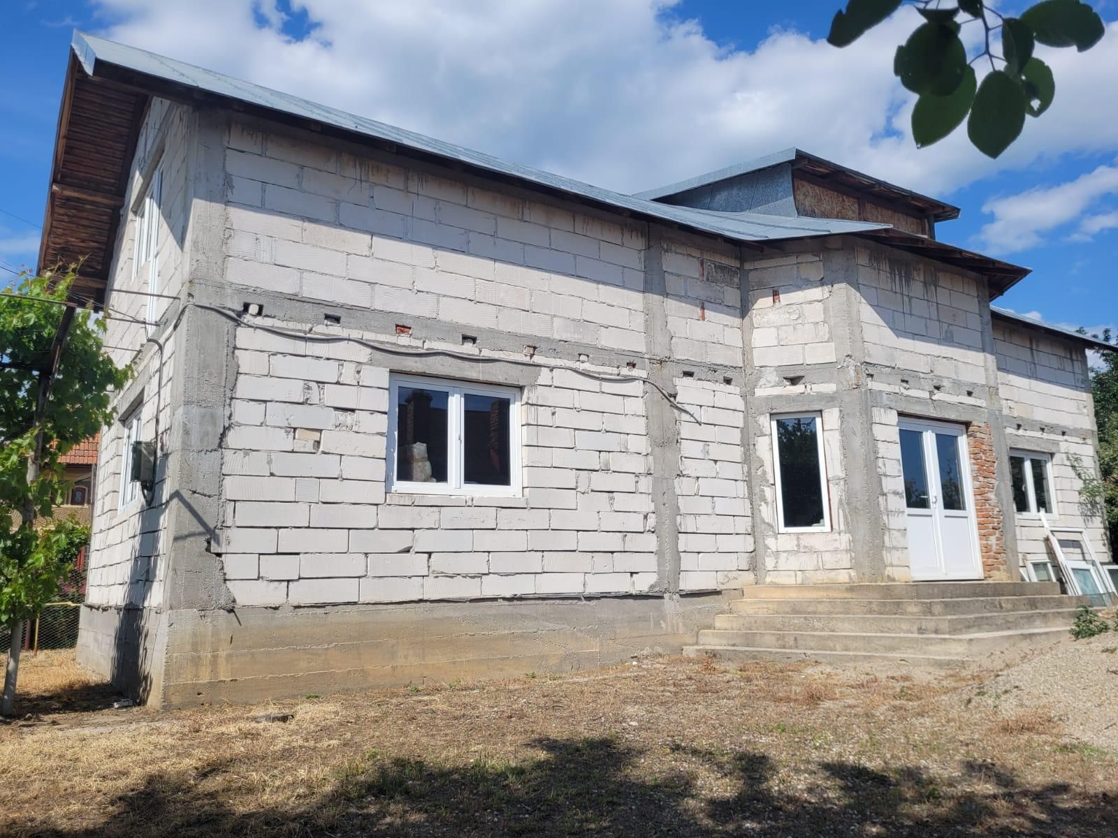 Vând casă în comuna Leordeni,sat Ciulnița, judetul Arges.