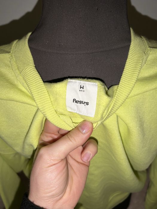 Два дамски суитшъра