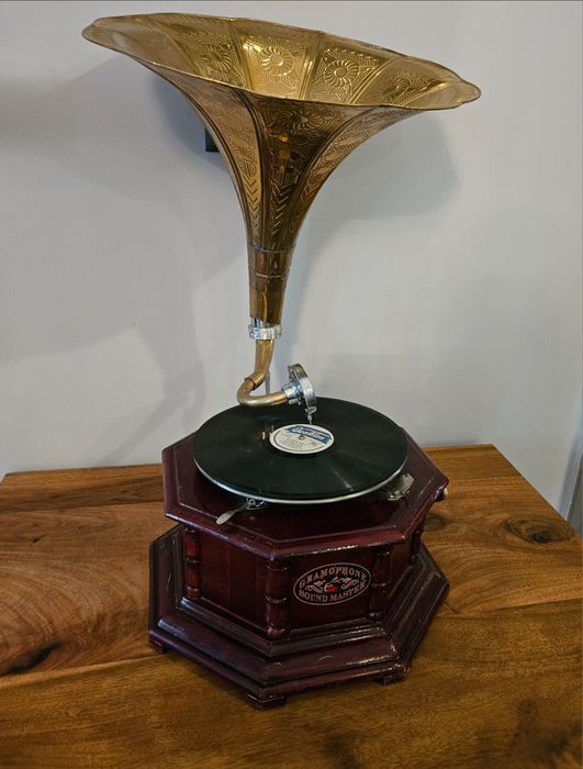 Ретро грамофон много запазен за ценители