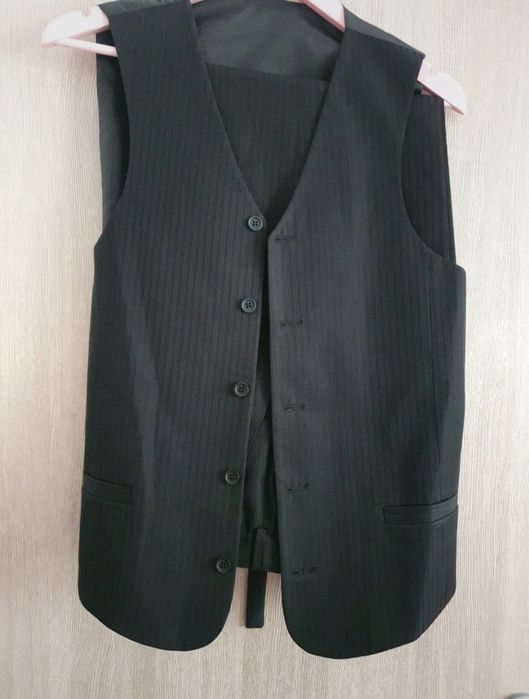 Vând costum negru bărbătesc