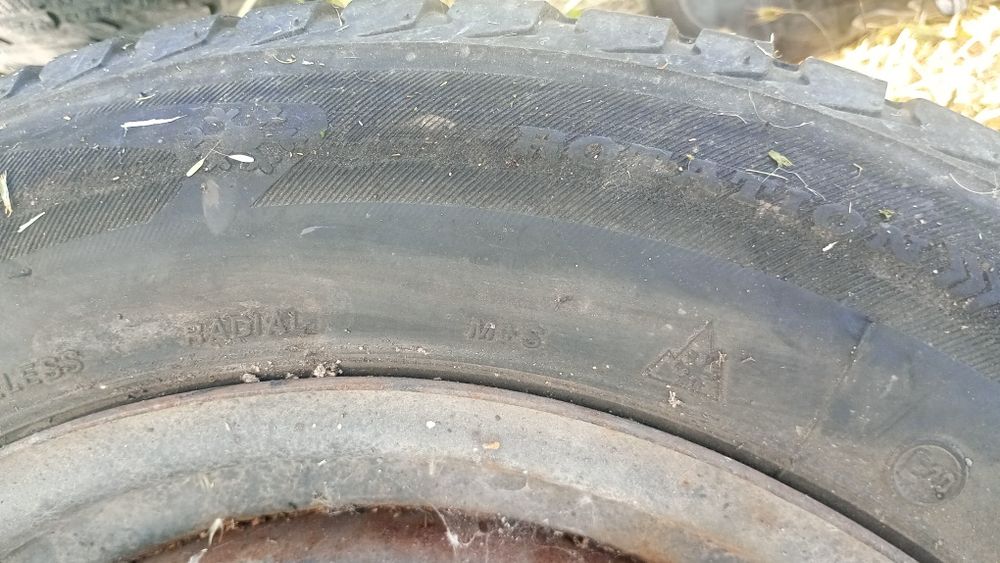 Vând 4 cauciucuri cu genti skoda