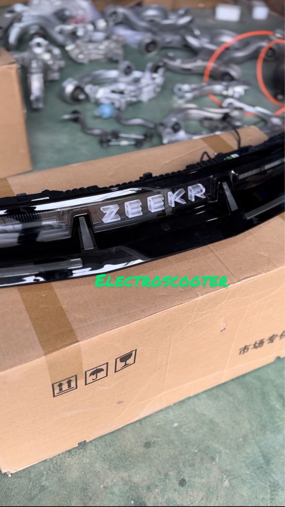 Запчасть Zeekr X задний фонарь