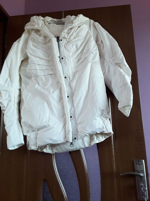 Vând Geacă Damă cu Glugă Mărimea 42 Nouă Italia