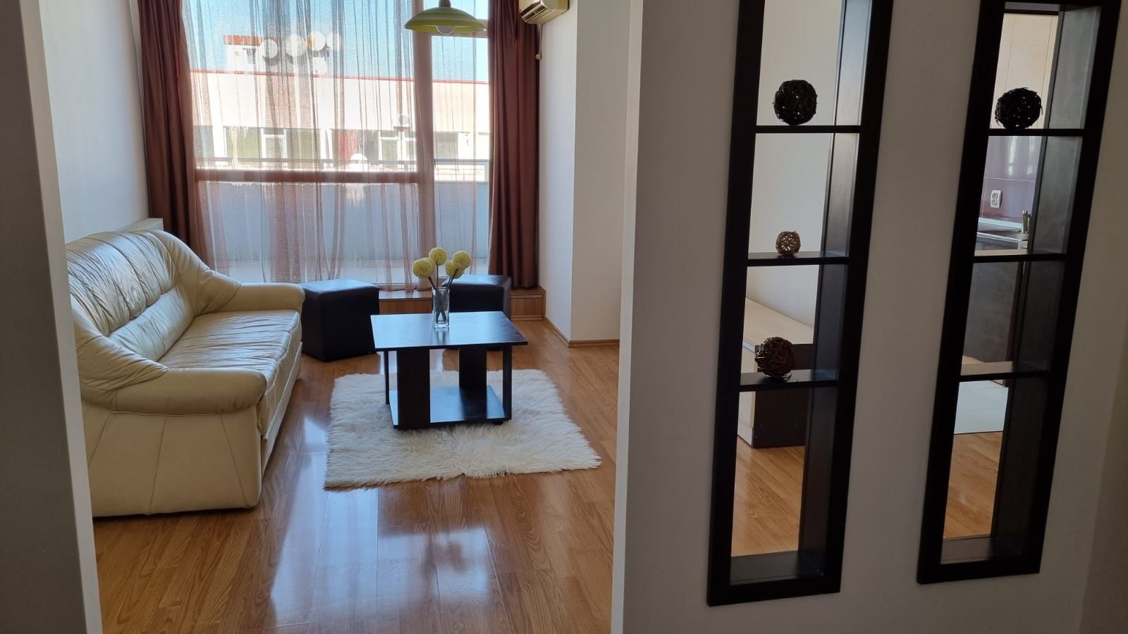 Închiriez apartament.
