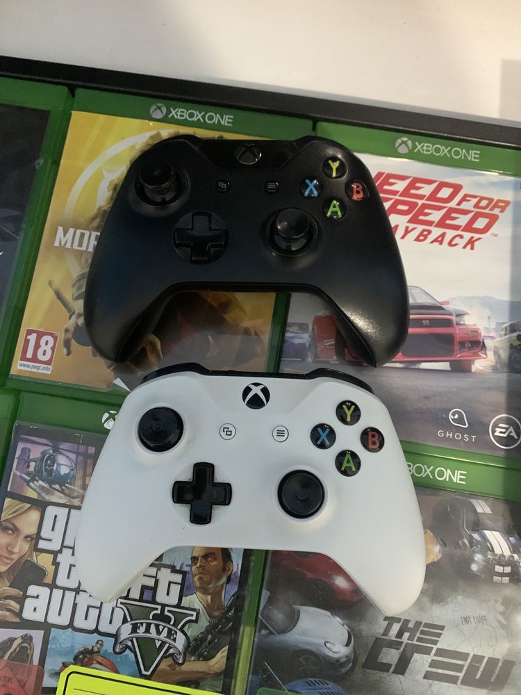 Продавам XBOX One S с 2 контролера и 10 игри