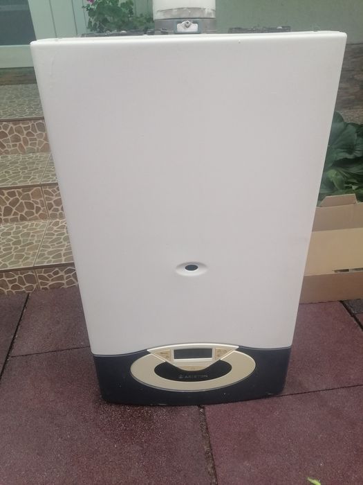 Dezmembrez centrala Ariston geniu 32kw vând piese