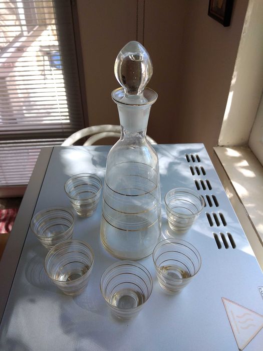 Старинни гарафи и сервиз за ракийка