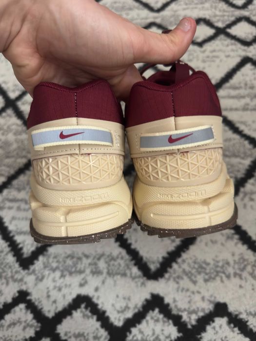 Nike Zoom Vomero 5 Roam Burgundy Team Gold Red Mar 43 Noi Fara Cutie