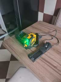 Laser dewalt cu raza verde si baterie de 2 Amperi