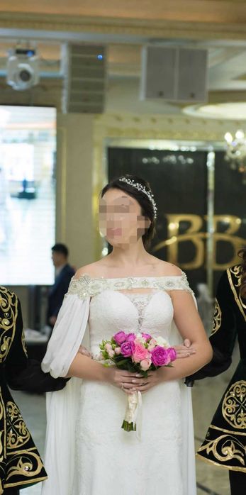 Шикарное свадебное платье в греческом стиле с украшением на голову